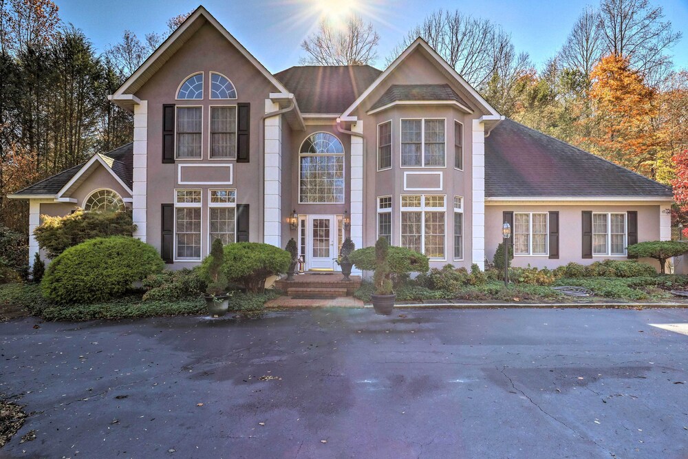 Million Dollar Estate by Downtown Franklin in Franklin, United States