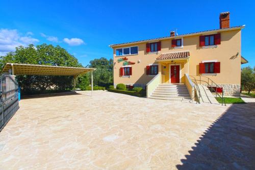 Family friendly house with a swimming pool Sisan Medulin 20775 — 4-Star Luxury Hotel in Liznjan, Croatia