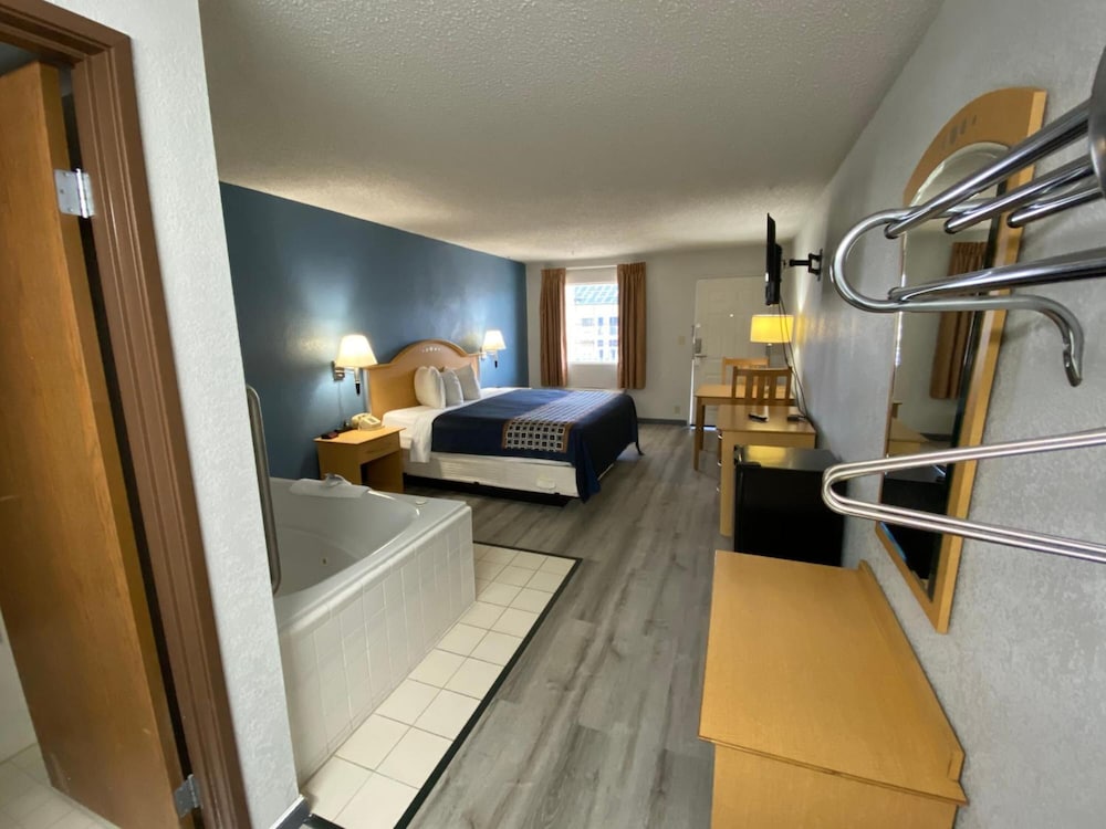 Econo Lodge Branson Theater District - photo 9
