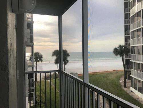 Beachfront Condo Gulf View From All Rooms Pool Chairs Provided — 4-Star Luxury Hotel in Siesta Key, United States