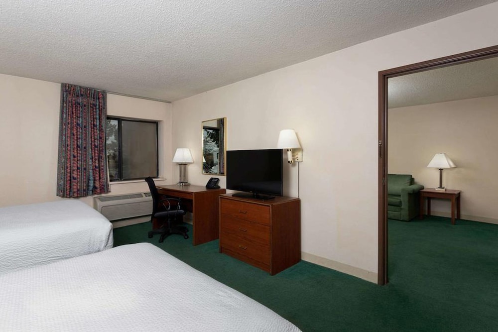 Norwood Inn & Suites by BlissPoint Post Rd Indianapolis - photo 18