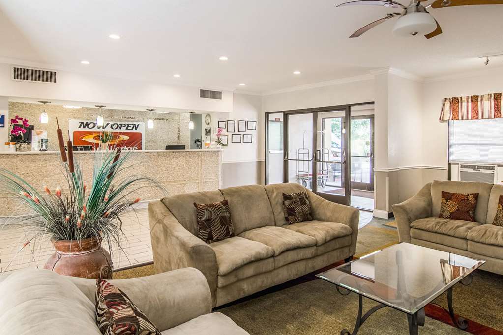 Econo Lodge Darien - photo 5