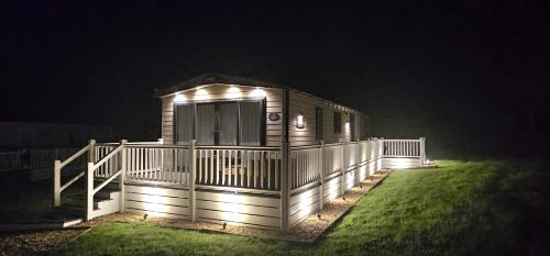Hot Tub Lodge Cornwall Meadow Lakes Holiday Park — 4-Star Luxury Hotel in St Austell, United Kingdom