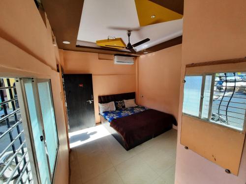 Mrityunjay Yatri Niwas Full Air Conditioning Near Mahakaleshwar Jyotirlinga Temple and Ujjain Junction Railway Station — 5-Star Luxury Hotel in Ujjain, India