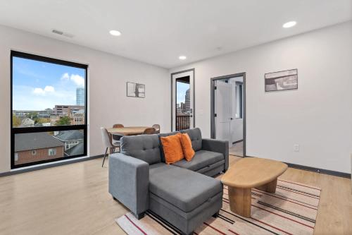 CozySuites Mass with parking lounge & roof deck #27 — 4-Star Luxury Hotel in Indianapolis, United States