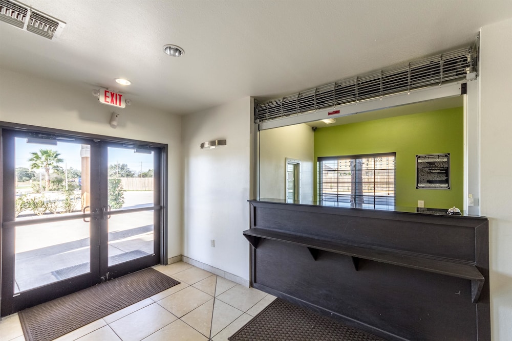 Super 8 by Wyndham Kenedy - photo 3