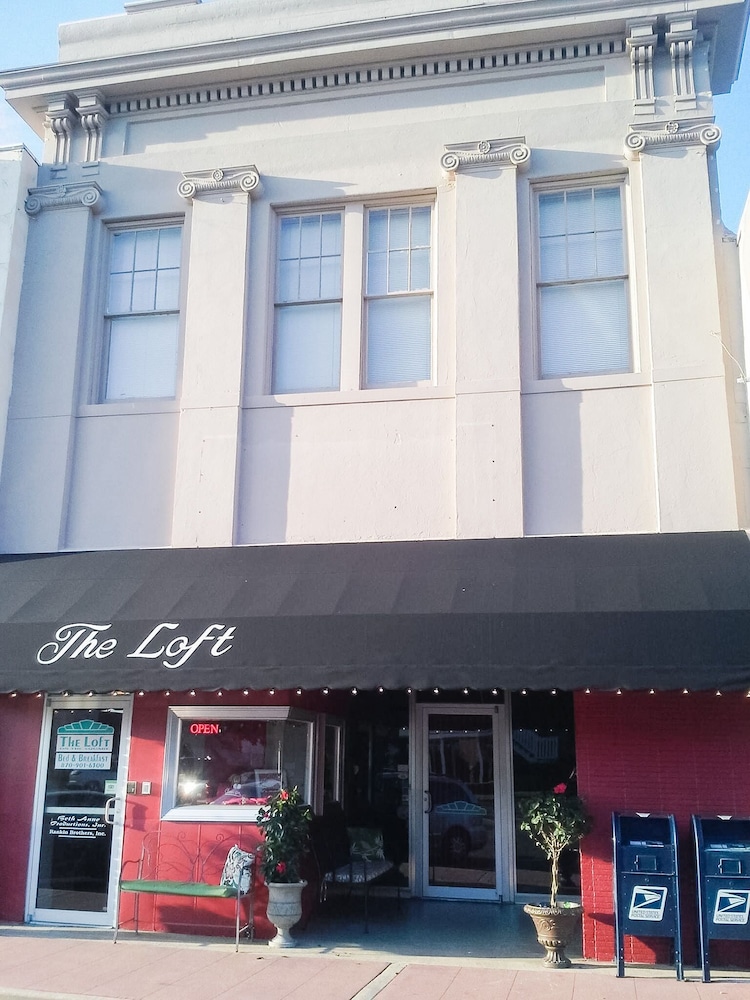 The Loft on the Square Guest Suites - carbon neutral hotel in Magnolia