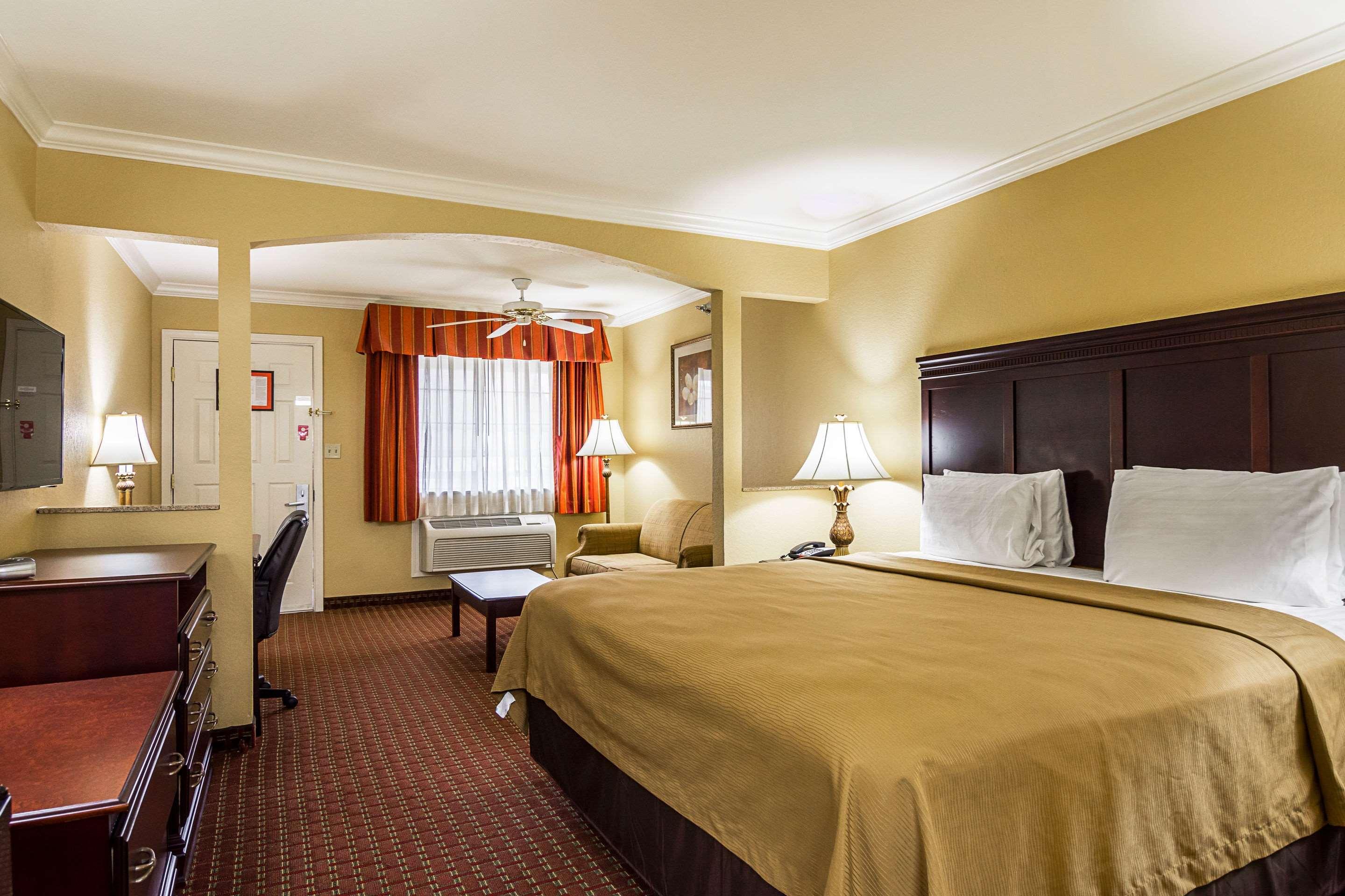 Bryant Inn & Suites - photo 4