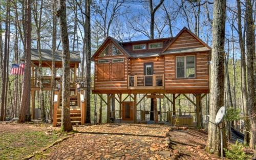 Misty Mountain Treehouse Luxurious Mountain Views Hot Tub Pet Friendly Porch Swing Morganton GA — 4-Star Luxury Hotel in Morganton, United States