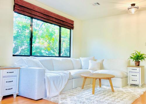 2 BR 2 BA Eco House and Garden Vacation Retreat and Remote Workspace for Families Couples and Solo Travelers in Coveted Culver — 4-Star Luxury Hotel in Culver, United States