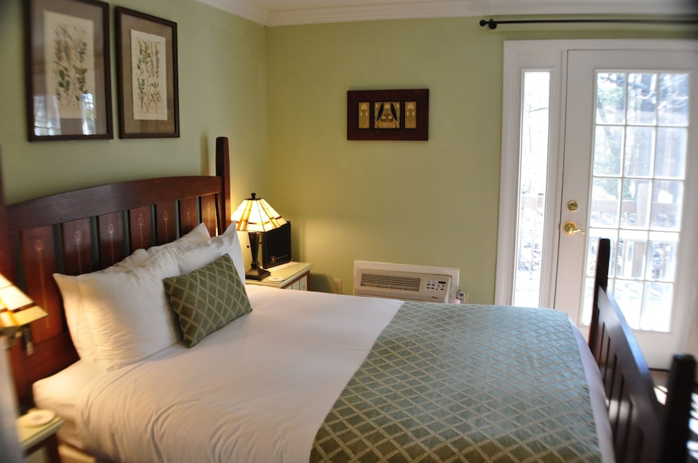 Carmel Cove Inn at Deep Creek Lake - photo 2