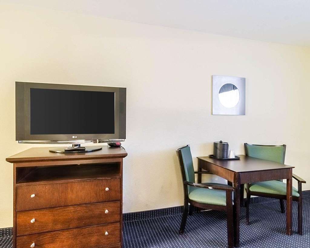 Rodeway Inn & Suites Williamsburg Central - photo 12