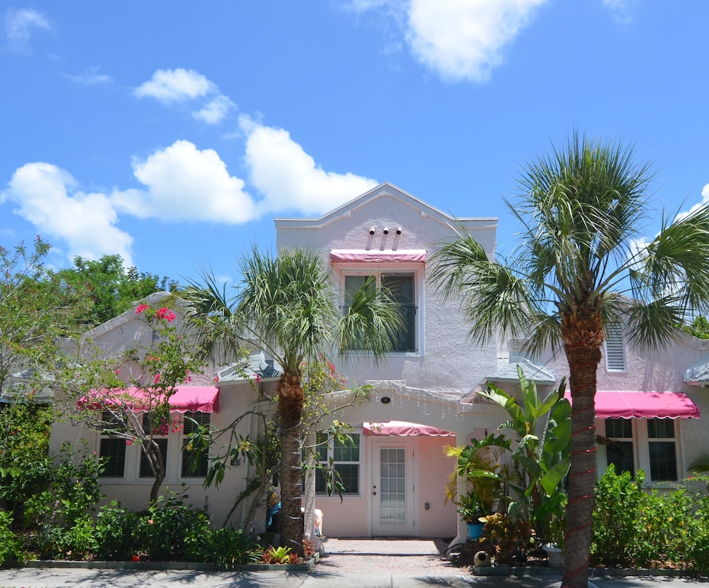 Pass a Grille Beach Historic Spanish Triplex — 4-Star Luxury Hotel in Saint Pete Beach, United States