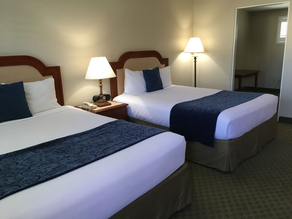 La Avenida Inn - photo 12