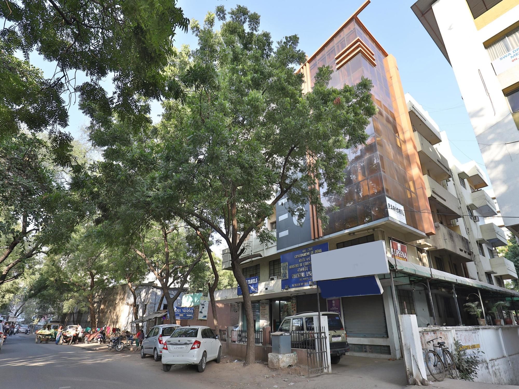 OYO 711 Hotel Crystal