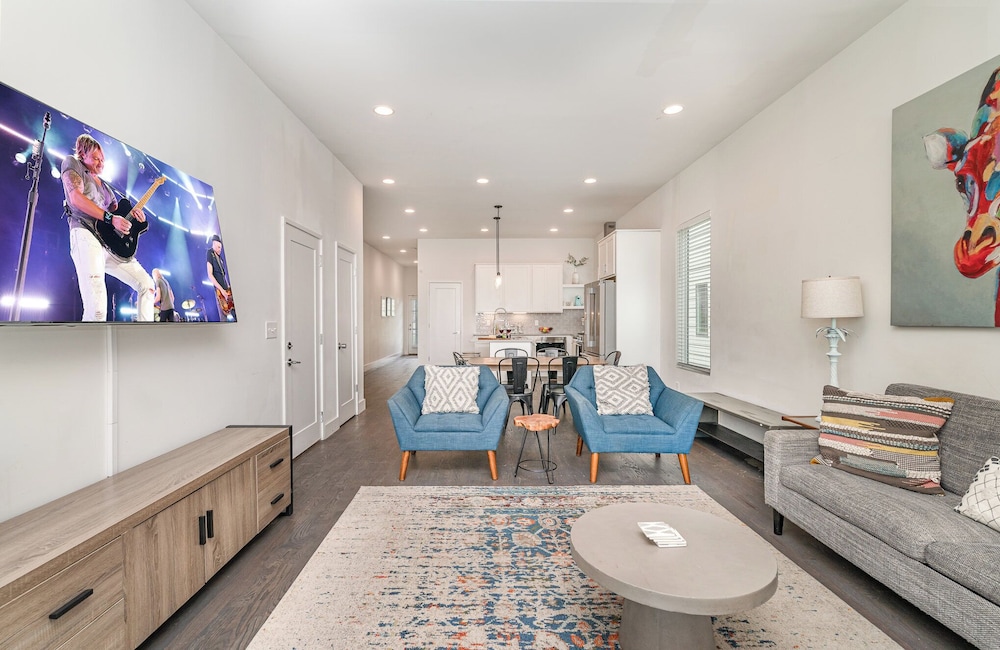 Jade Private Patio and Balcony Near Germantown in Nashville, United States