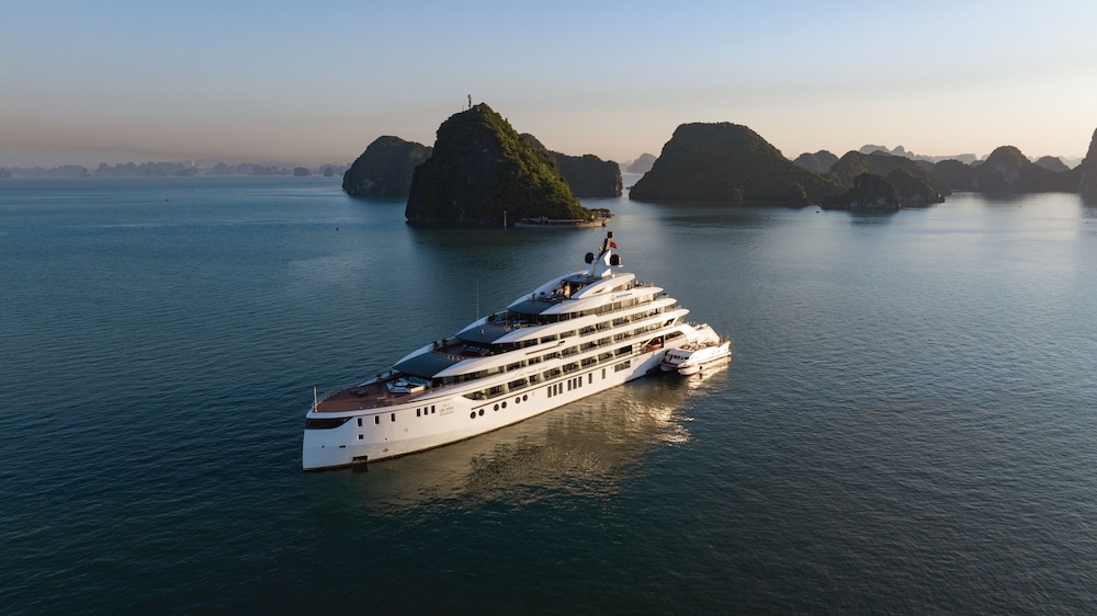 Grand Pioneers Halong Bay Cruise 1 — 5-Star Luxury Hotel in Ha Long, Vietnam