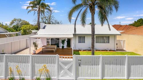 Fairbairn Family Beach Bungalow — 4-Star Luxury Hotel in Busselton, Australia