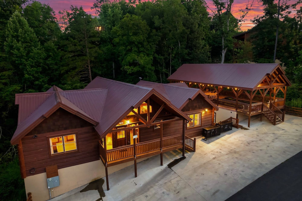 Big Chief Lodge — 4-Star Luxury Hotel in Sevierville, United States