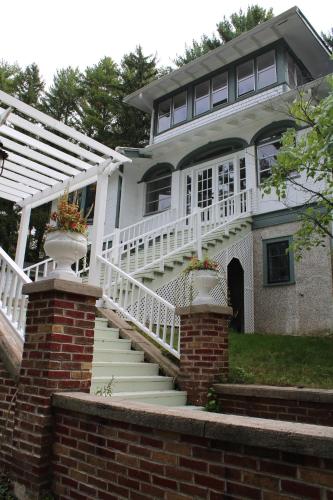 The Hillside B&B. Home w Breakfast Service — 4-Star Luxury Hotel in Wisconsin Dells, United States