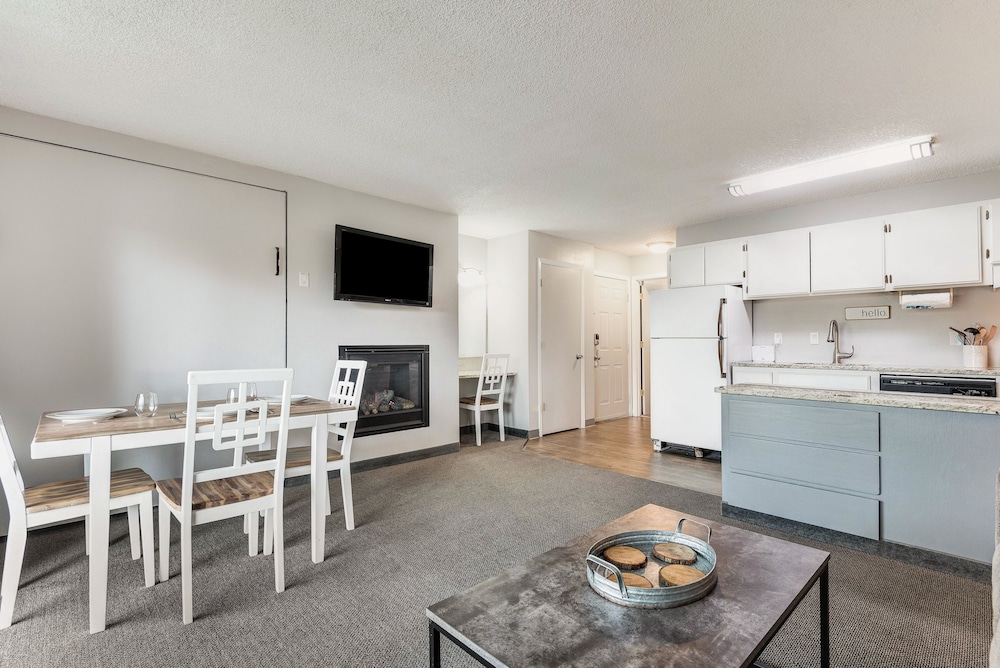 Bend Riverside Inn & Suites - photo 59