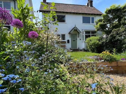 Charming Hedgehog Cottage with EV charger — 4-Star Luxury Hotel in Matlock, United Kingdom