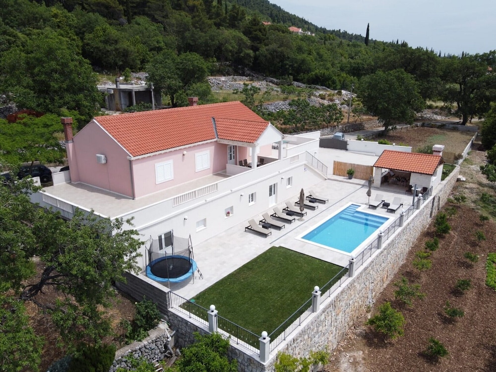 Domnika - carbon neutral hotel in Kavarna
