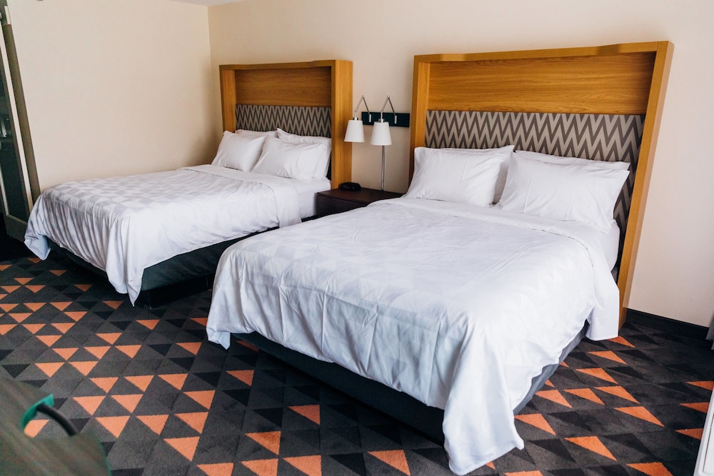 Holiday Inn & Suites Phoenix Mesa Chandler an IHG Hotel - photo 2