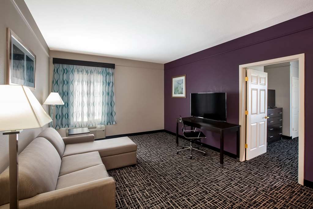 La Quinta Inn & Suites by Wyndham Lubbock North - photo 18