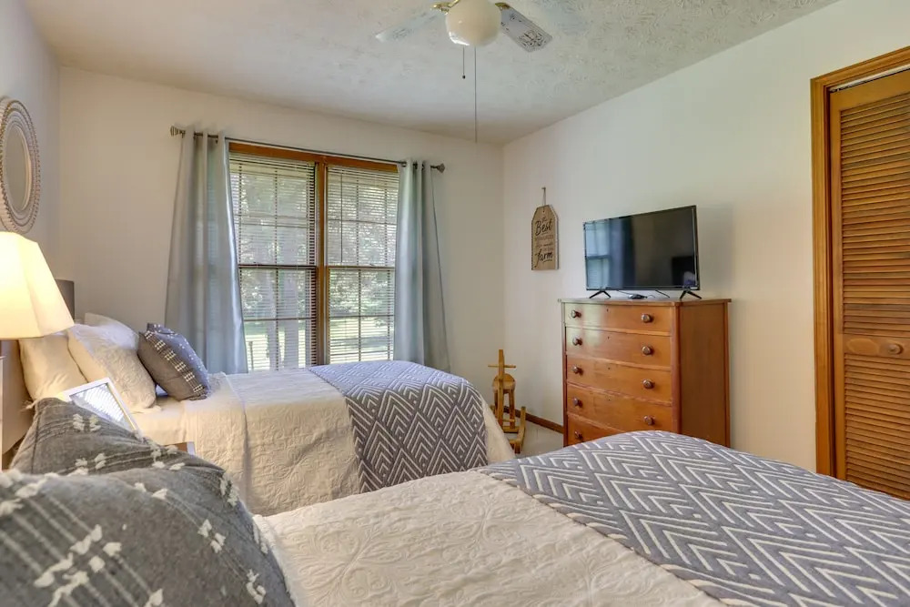 Cozy Georgia Getaway w Deck Grill & Fire Pit — hotel in Cartersville