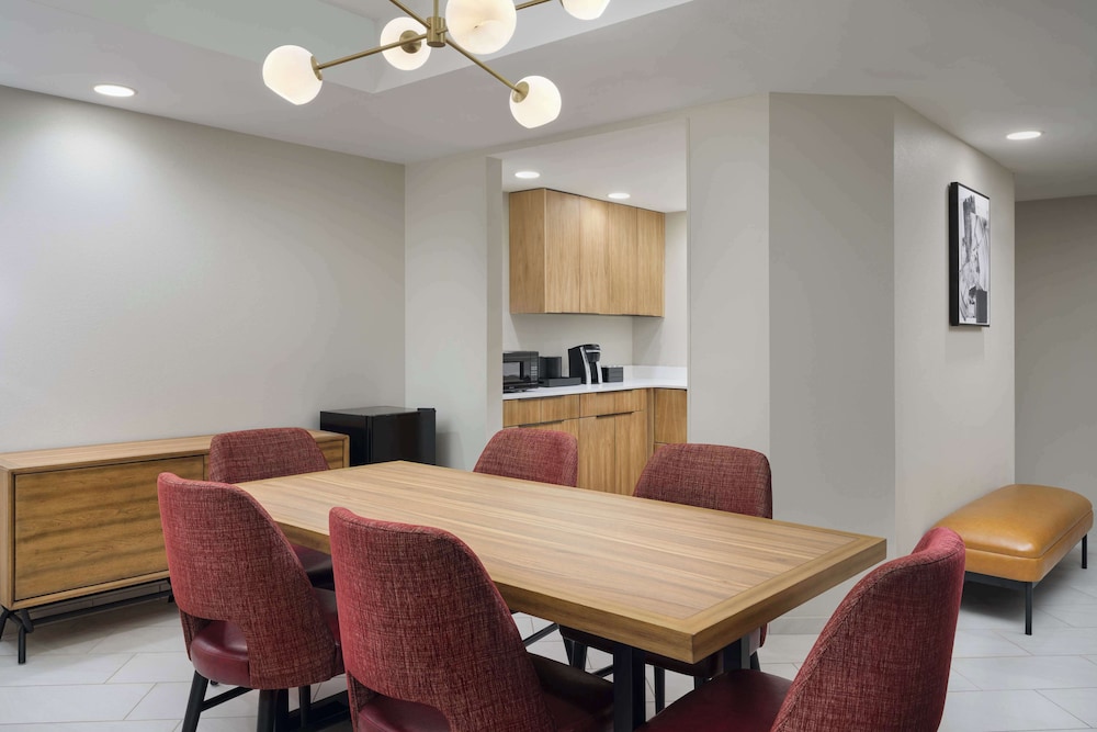 Embassy Suites by Hilton Hampton Convention Center - photo 15