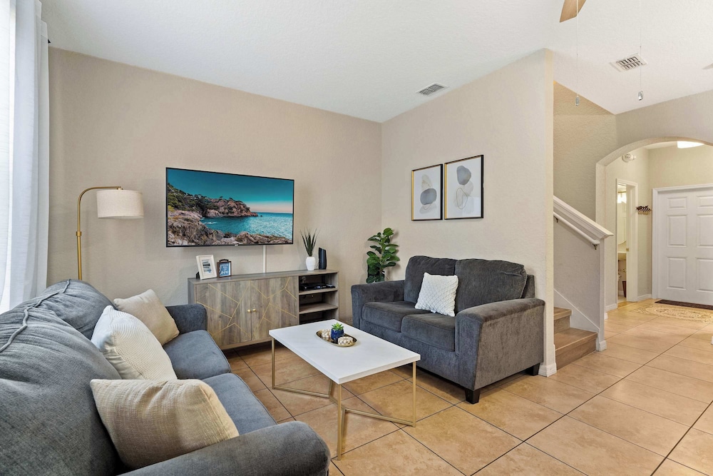 Modern Elegance of Regal Palms — 4-Star Luxury Hotel in Davenport, United States