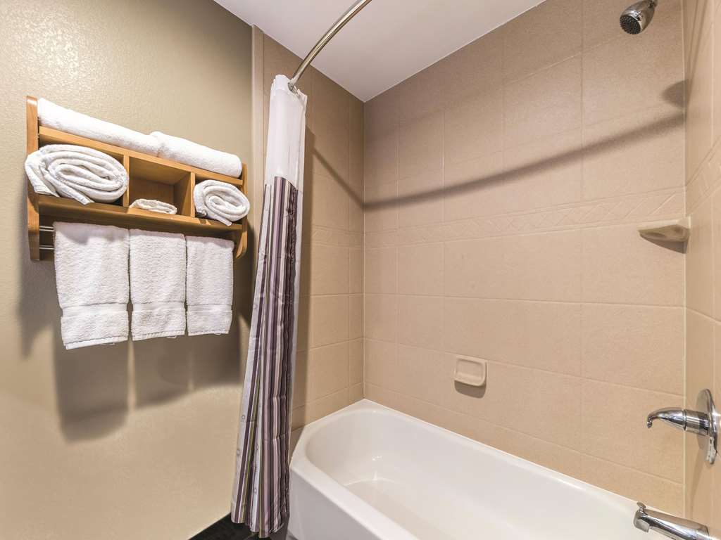 La Quinta Inn & Suites by Wyndham Tulsa Catoosa Route 66 - photo 28