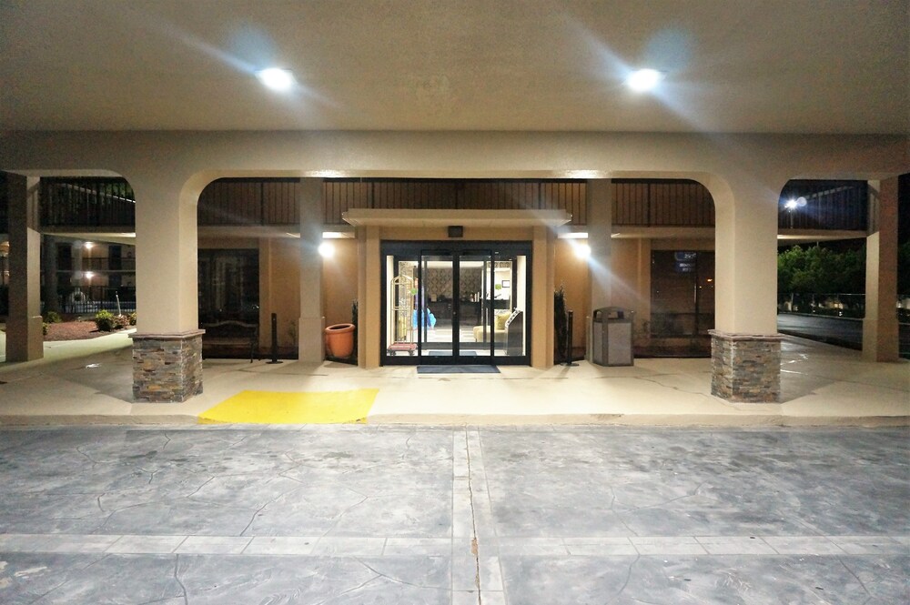 Howard Johnson by Wyndham Greensboro Near the Coliseum - photo 32