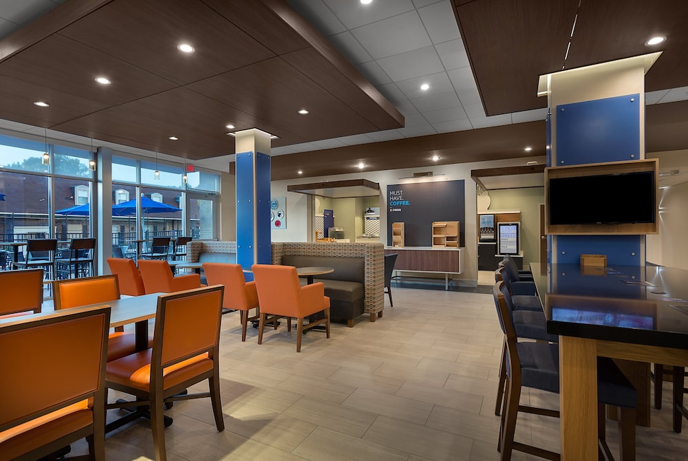 Holiday Inn Express & Suites Fayetteville South by IHG - photo 19
