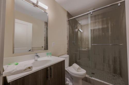 Downtown Designer Home Keyless Washer and Dryer — 4-Star Luxury Hotel in Boston, United States