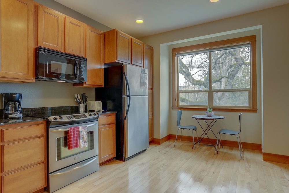 Spacious B2 Townhome with Fireplace and BBQ on the Deck by RedAwning - photo 11