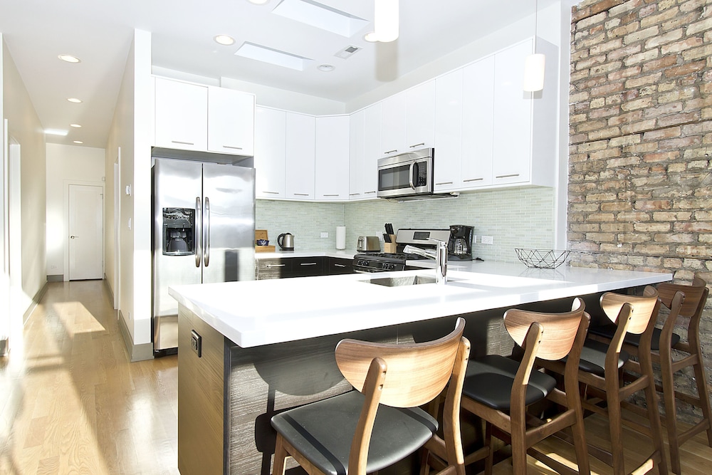 Vibrant 2BR in Wrigleyville by Sonder - photo 17