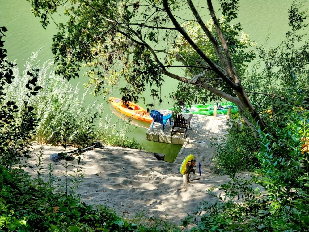 Reflections Seasonal Dock & Kayaks Hot Tub Fire Table BBQ HUGE yard Horseshoes Dog Friendly - photo 3