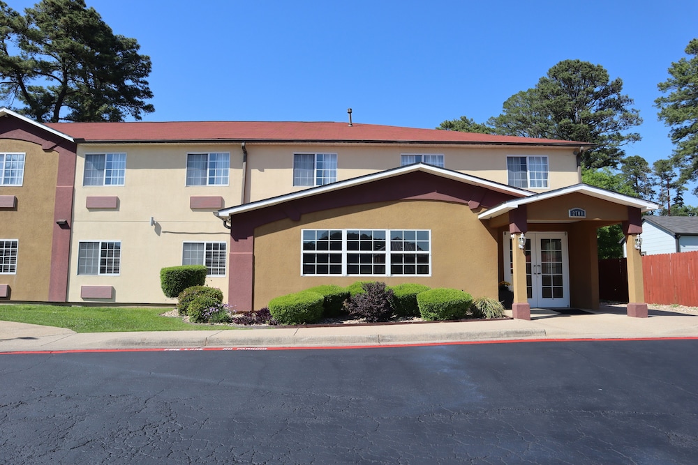 HomeTown Inn & Suites - photo 36