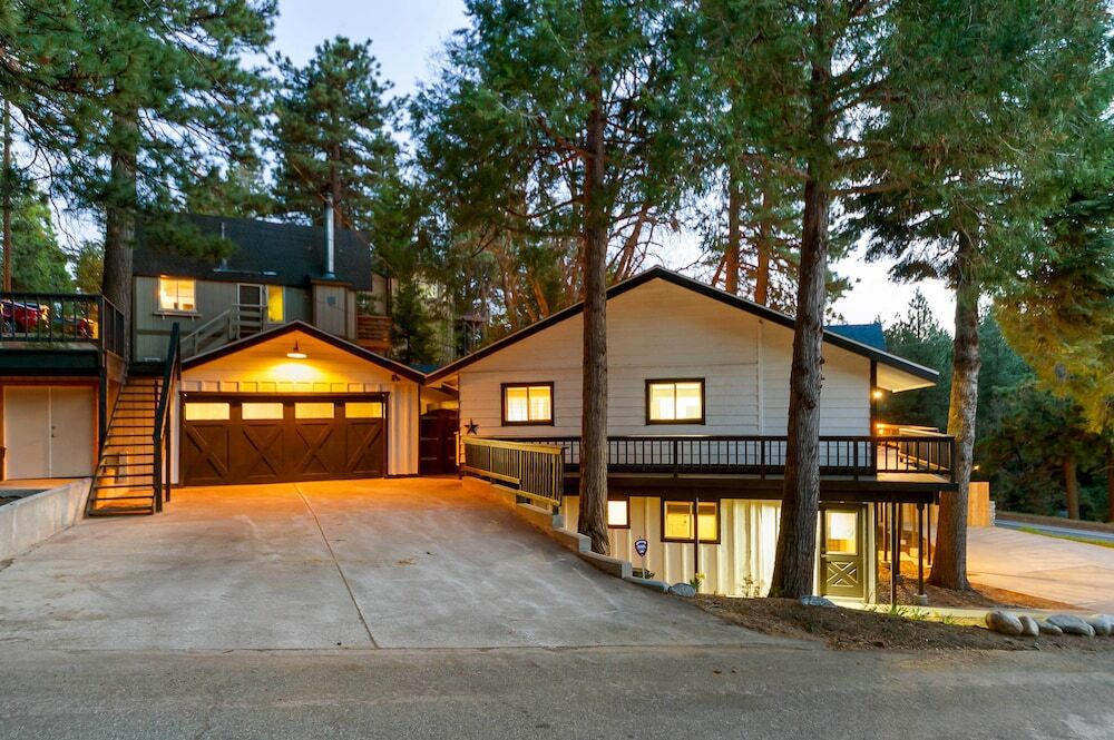 Chic Alpine Hideaway: Hiking Skiing Exploring — hotel in Running Springs