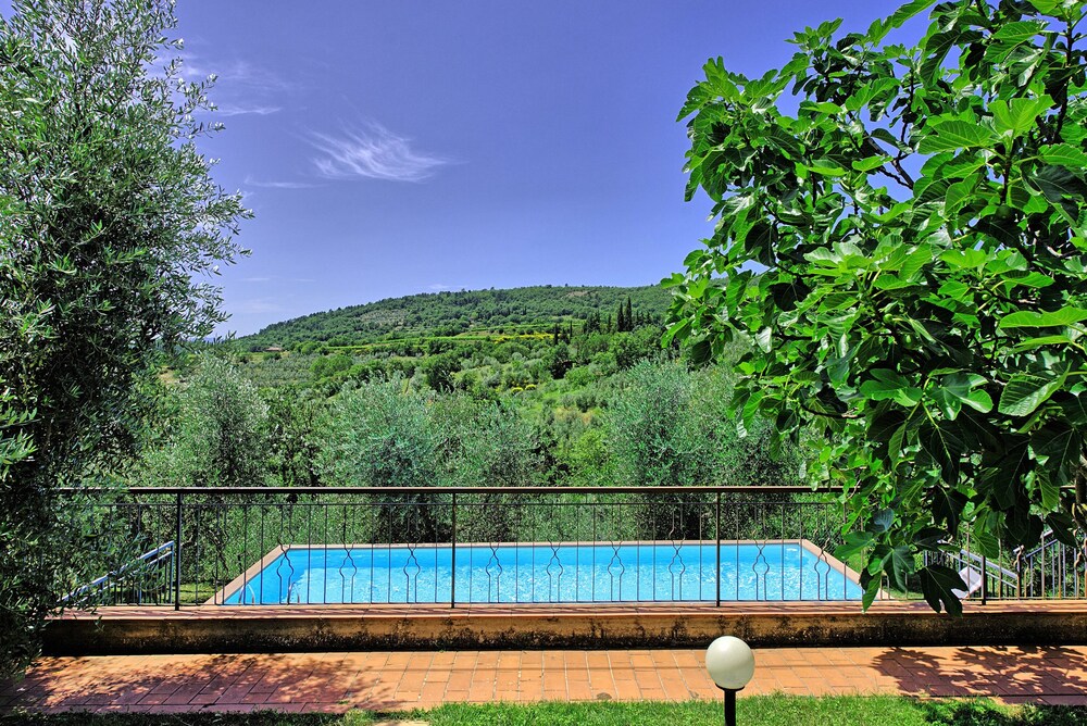 Villa Lorena — 4-Star Luxury Hotel in Capolona, Italy