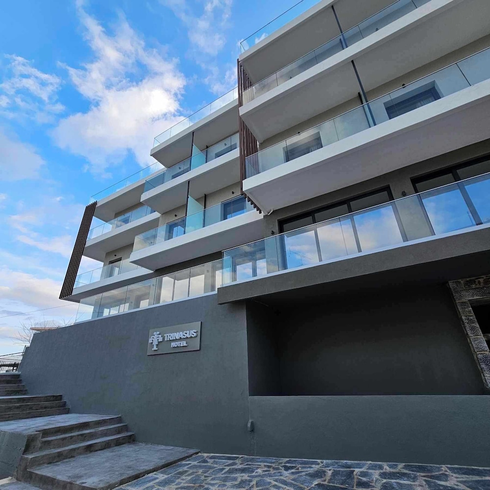Trinasus Hotel — hotel in Mavrovouni
