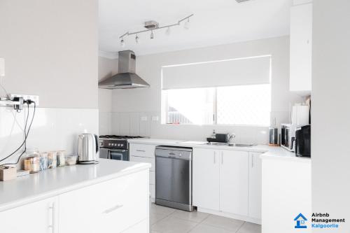 Spacious 5 bed house opposite IGA & Golf Course — 4-Star Luxury Hotel in Kalgoorlie, Australia