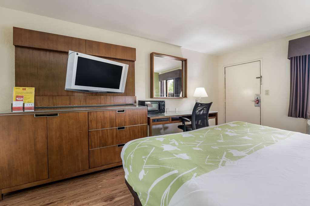 Econo Lodge Atlanta Airport East - photo 11