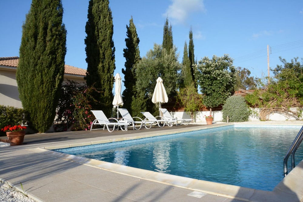 Carob Tree Villa in Latsi