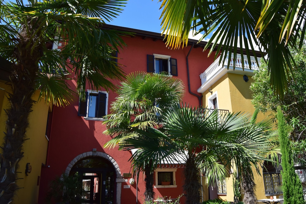 Residence Segattini Apartments — 4-Star Luxury Hotel in Riva Del Garda, Italy