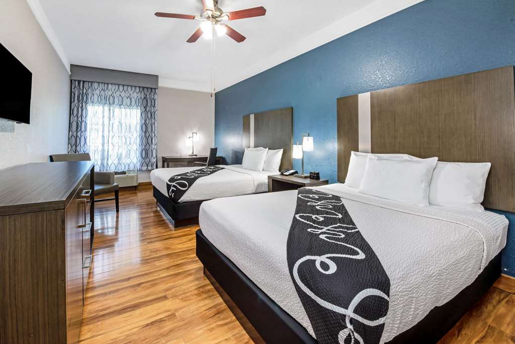 La Quinta Inn & Suites by Wyndham Kingwood Houston IAH Airpt - photo 20