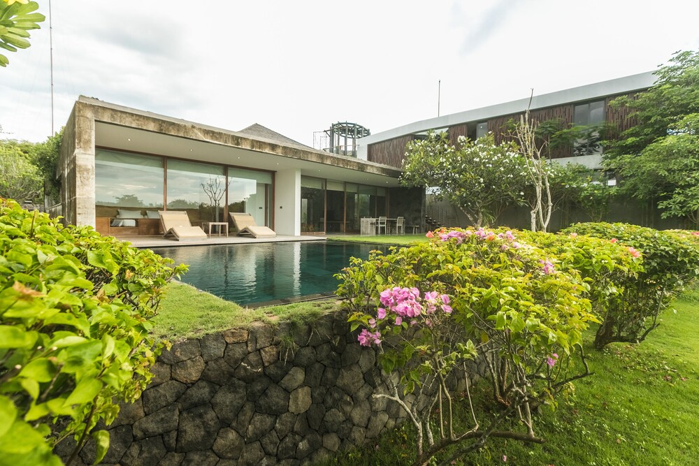 Jimbaran Balangan BeachFront Villa Nakar — 4-Star Luxury Hotel in Jimbaran, Indonesia