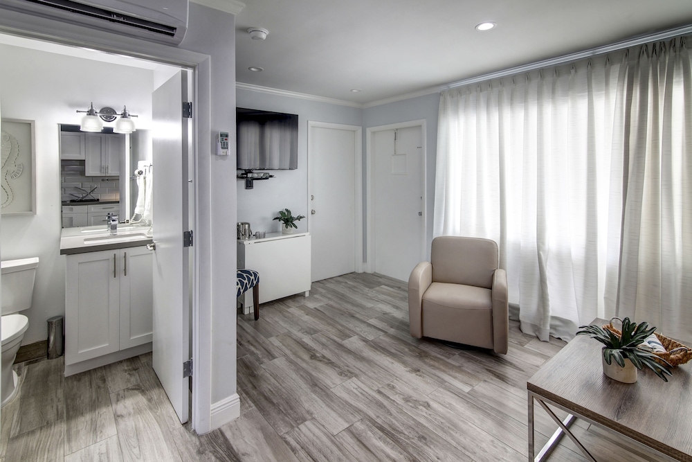 May Dee Suites - photo 35